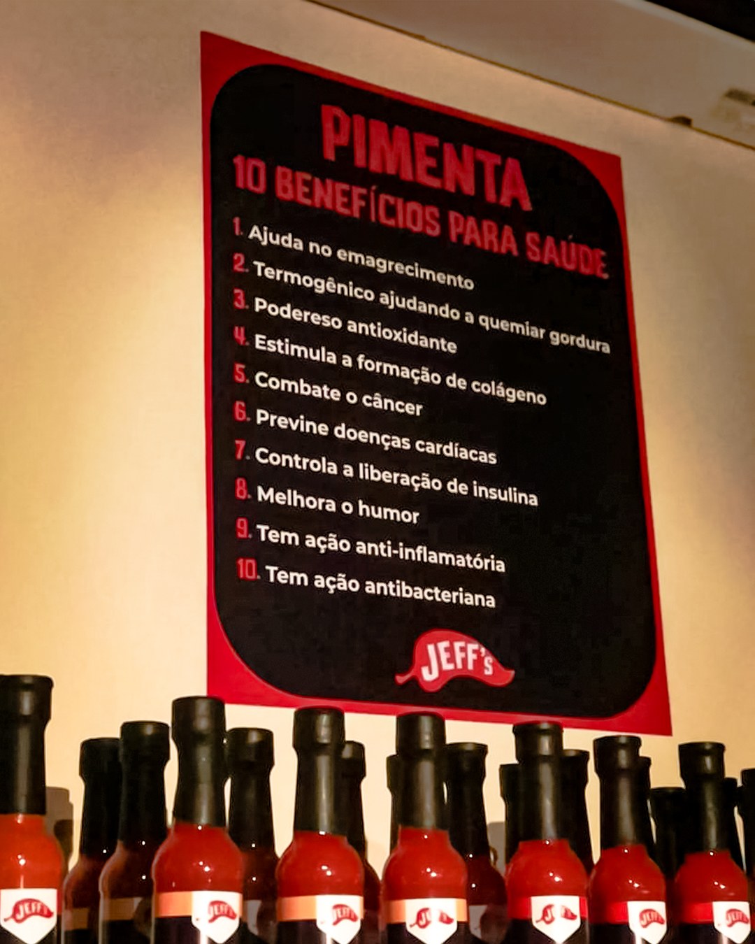 Banner com 10 benefícios da pimenta acima da prateleira de molhos