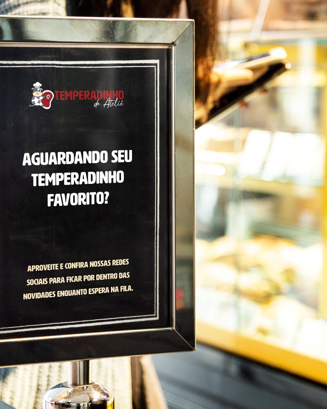 Placa na vitrine do açougue